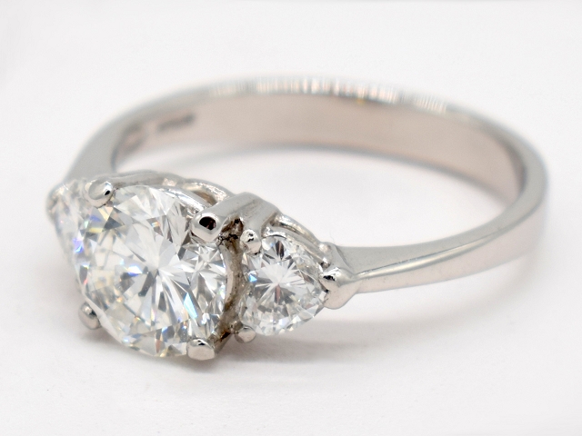 900 Platin Ring mit 1,25ct Brillant & 0,50ct Diamant Besatz / 4,4g / RG 53,5