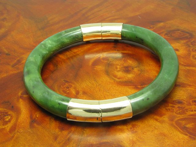 Eleganter Jade Armreif mit 14kt 585 Gelbgold Verschluss / 46,1g / Ø 78,7mm