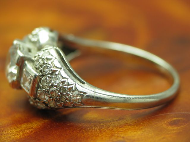18kt 750 Weißgold Art-Decó Ring mit 1,12ct Brillant & Diamant Besatz / RG 52