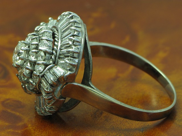 14kt 585 Weißgold Ring mit 1,62ct Brillant & 1,40ct Diamant Besatz / RG 61