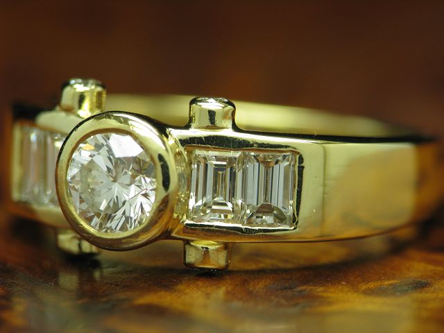 18kt 750 Gelbgold Ring mit 0,65ct Brillant & 0,40ct Diamant Besatz / RG 58