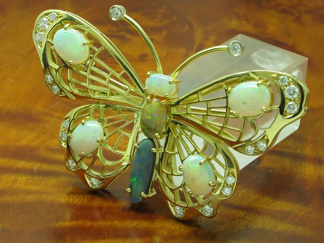 18kt 750 Gold Brosche in Schmetterlingsform mit 0,76ct Brillant & 8,40ct Opal