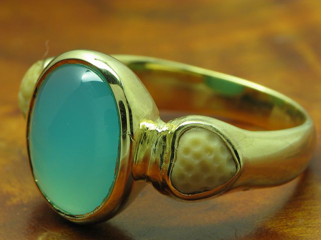 18kt 750 Gelbgold Ring mit 8,00ct Chrysopras & 2,50ct Koralle / 11,6g / RG 63