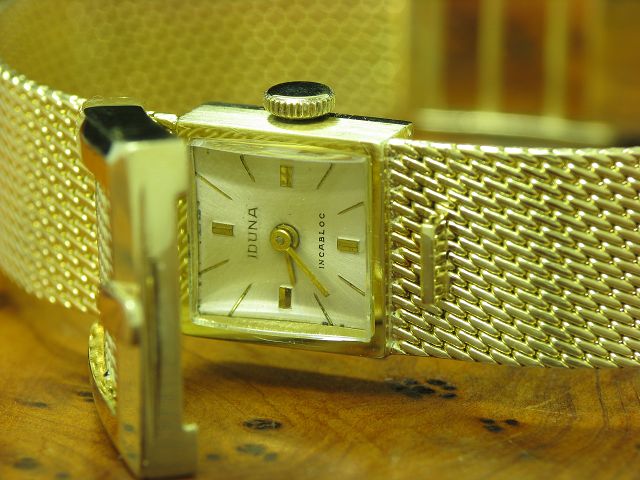 IDUNA 14kt 585 Gold Handaufzug Damenuhr / Klappdeckel in Gürtelschnallenform